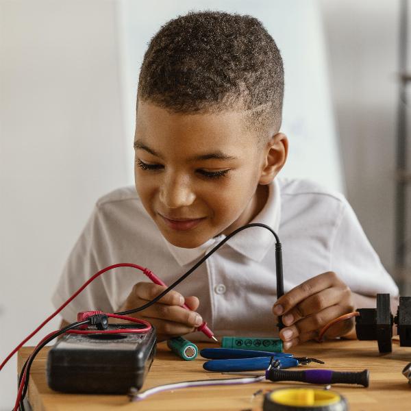 Criatividade e Inovação na Sala de Aula: Como Estimular o Pensamento Criativo dos Alunos com Projetos STEAM