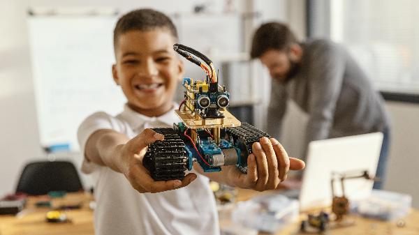 Criando Mentes Inovadoras: Estratégias para Alunos em Projetos STEAM