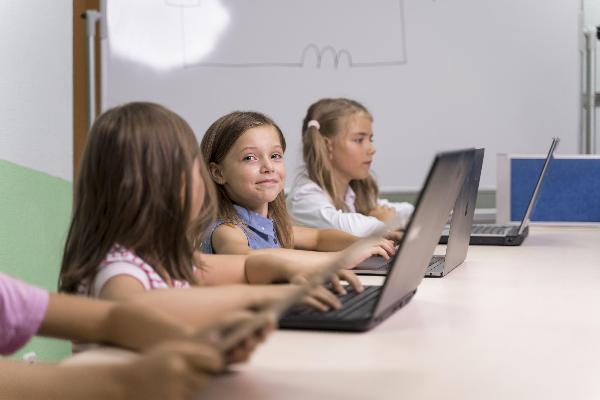 Educação Tecnológica para Todos: Superando Barreiras de Acesso